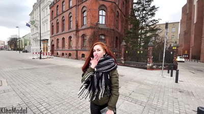 Coleta pública: linda garota é fodida por um iPhone e recebe esperma em sua buceta. CleoModel